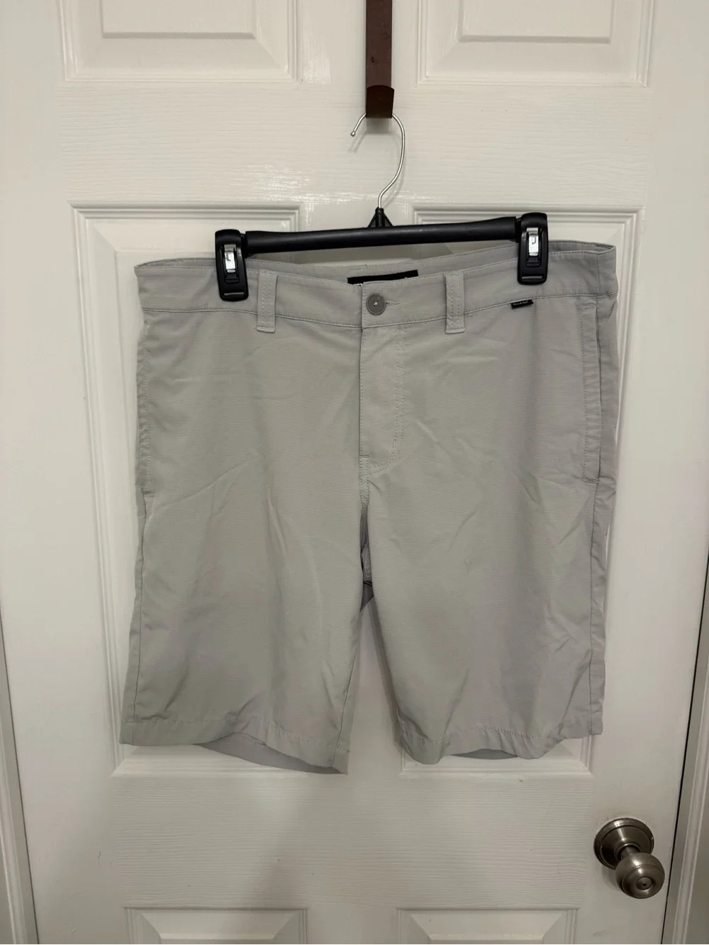 Travis Mathew Mens Golf Shorts Sz 34 Beige Flat Front Casual Chino Lightweight